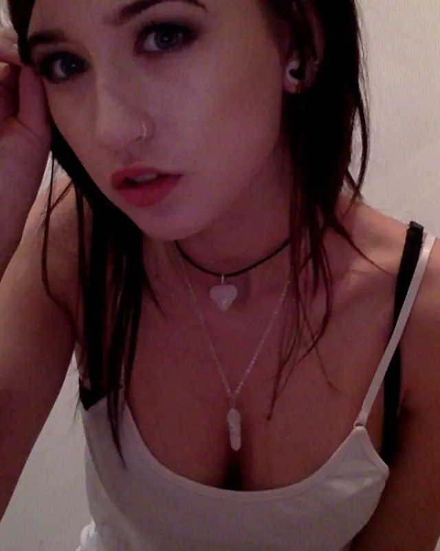 Nesrine, 19 ans, plan cul à Othis
